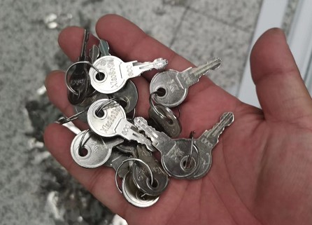 消防車卷簾門門把手及鑰匙 消防車卷簾門門把手及鑰匙